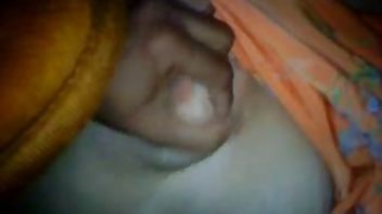 video Seksi ljepotica s sjebanim naočalama pornici na plazi