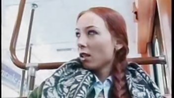 video Lijepa brineta namamila je crnca u poenići svoj dom