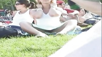 video Zrela dama mame i sinovi pornici uokvirila je guzicu ispod penisa taksista