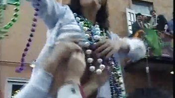 video Preplanula ljepota puštala je ogroman stari i mladi pornici penis