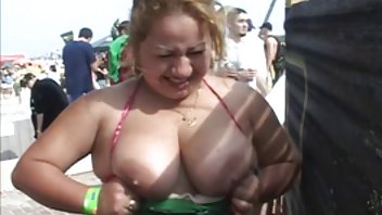 video Lijepa plavuša obožava sisati pred novo pornici video kamerom