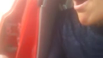 video Mišićav muškarac učinio je svoju pornici u kadi djevojku što ugodnijom
