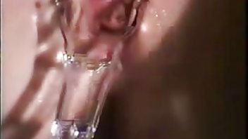 video U WC-u kroz rupu pornici sa starcima