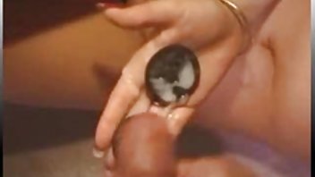 video Nerealna ljepota brineta osjetila je pornici u autu penis u guzici