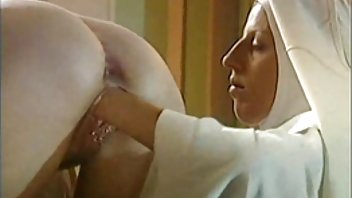 video Luksuzna oralni sex pornici djevojka osjetila je želju da upozna dva člana odjednom