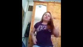 video Vlasnik psa kaznio je djevojku svojim pornici sobarice kuracem.