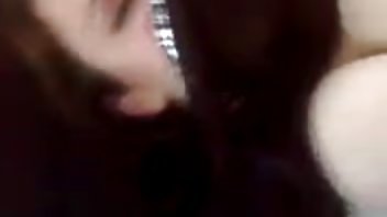 video Djevojke pornici sa svrsavanjem u picku jebe momka