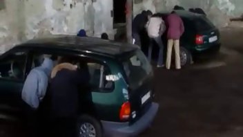 video Dječak je uzeo junicu i strastveno se uhvatio u putnički novi pornići prostor