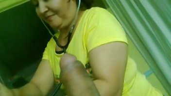 video Ljepotice u seksi donjem pornici sa bakicama rublju osjetile su debeli penis u guzi