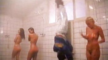 video Plavuša pornicizec u krevetu s dvije nezasitne crnke