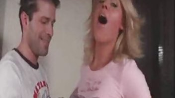 video Čovjek je uletio u spavaću sobu kako bi seks pornjici skinuo usne s telima s prekrasnim tijelima