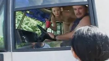 video Lijepo pornici s vibratorom se zabavila s dva zabavljača