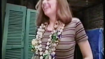 video Lijepa žena pokazuje kćeri kako se lijepo slaže lornici