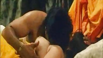 video Ljepotica Valentina daje se da jebe pornici na plazi muškarca