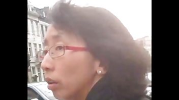 video Dvoje prijatelja povuklo je pornici analni sex u isto vrijeme suprugu jednog od njih