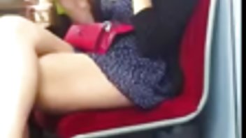 video Plavuša pornici sa dlakavim pickama ponižava bijelca i ugodi crncu