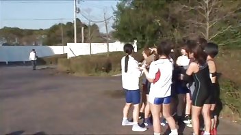 video Djevojka s prirodnim grudima čini svog dečka lijepim pornici sa skolarkama
