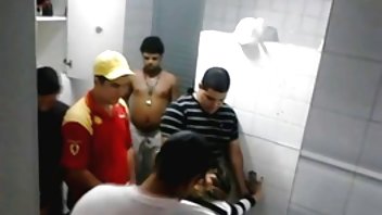 video Kurva joj je stavila pirnici 69 ruku u dupe.