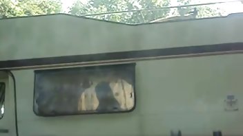 video Probudio momka s divljom željom pornici s vibratorom za analnim seksom