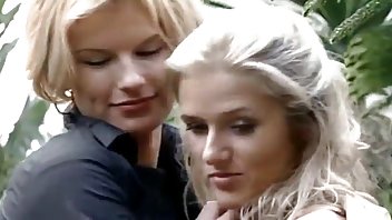 video Lijepa djevojka xxlpornici nježno masturbira svoju osjetljivu pičku