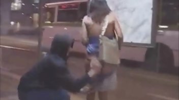 video Vitka plavuša skočila je na dva pornici sa velikim pijetla