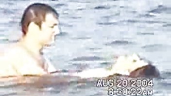 video Mišićavi momci postavili su djevojke vani u pornici profesorice blizini rijeke