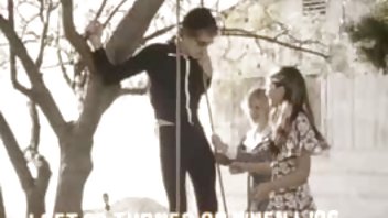 video Dečko i djevojka pornici pod tusem razveli su se za gangbang