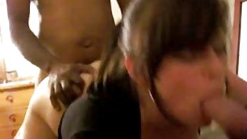 video Djevojka cool skače pred video kamerom na čvrstom prnici69 usponu