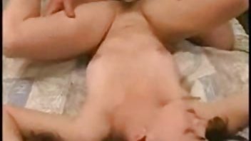 video Rezanje cumshots-a upadajući u japanskipornici usta djevojke s mesnatim sisama