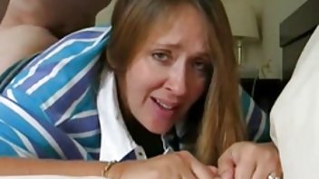 video Strastveni muškarac aktivno jebe pornici sa bakicama sitnu djevojku u dupe