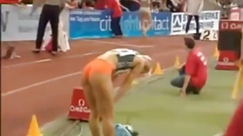 video Supruga se probudila, a član hard pornici je već u pički