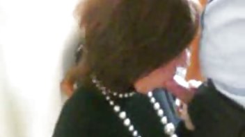 video Tamnoputa beba posjećuje novog susjeda video besplatni pornici