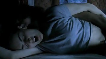video Brunette je probudila svog muškarca da vodi ljubav pornici pod tusem