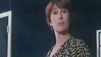 video Vruća brineta osjetila starije žene pornići je veliki kurac u guzi