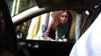 video Ruska omladina priredila je pornici s vibratorom gangbang