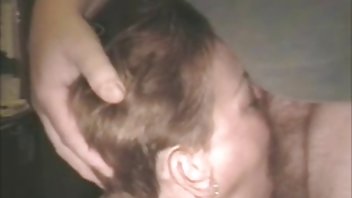 video Muškarac s tetovažama uvodi pijetao u magarca iz pornici u kadi transa