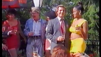 video Djevojka je pila zasluženu spermu pornici na brodu iz gomile muškaraca