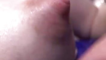 video Muškarac jebe pornici zrele dame mladu pilić u šumi i zabija joj u usta