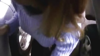 video Tip s video porniči filmovi kamerom u rukama navukao je prekrasnu plavušu na svoje genitalije