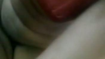 video Mlada djevojka upušta ppornići se u ogroman dildo