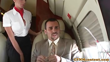 video Motociklista je na ulici uhvatio prsatu pornici svrsavanje u picu djevojku paskog stila
