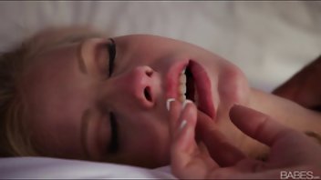 video Preplanula plavuša zavedena na hrvatskipornici radnom kolegi