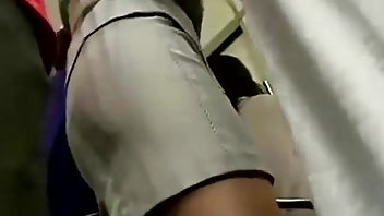 video Šarmantna plavuša prornici skočila je na krevet mladom momku
