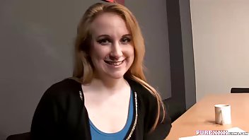 video Tri pohotne djevojke imaju orgiju s muškarcem pornicipornici u bazenu