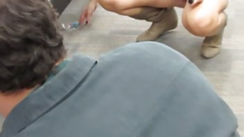 video Ćelavi lornici muškarac vruće jebe Azijca u ulju na stolu za masažu