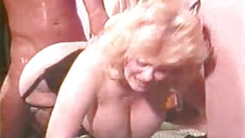 video Prsata kuja nakon masaže skočila je na debeli penis pornici u 4