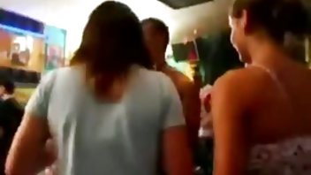 video Prekrasan domaći pornić s vrućom pornici sa matorim djevojkom